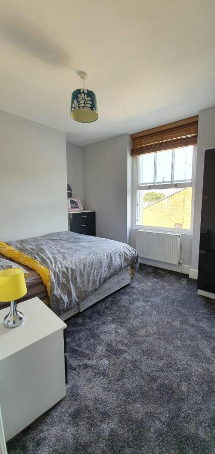 Camden Guest House Double Bedroom With Super Large King Bed London Exteriör bild